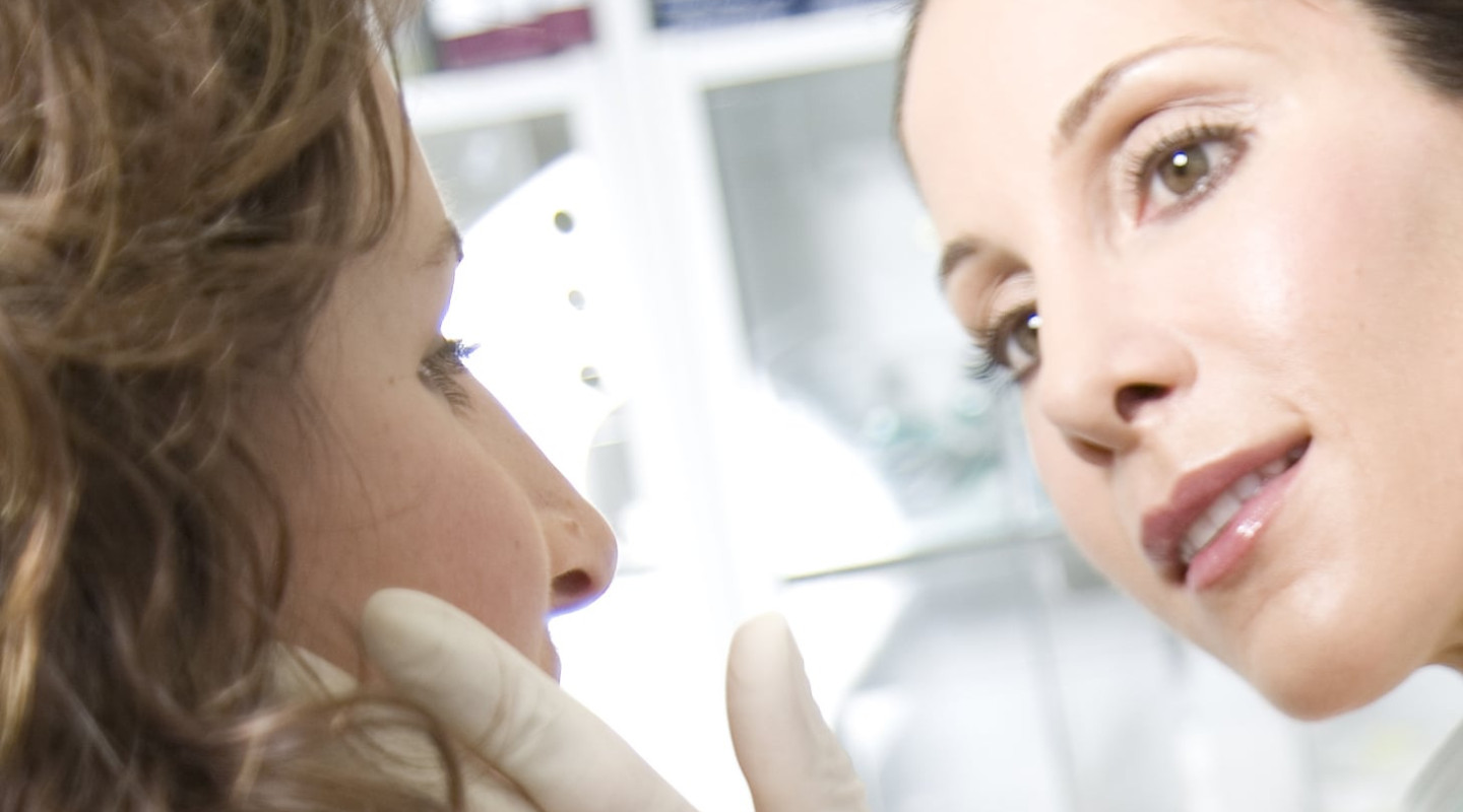 Dr. Juliane Habig bei der Faltennehandlung einer Patientin